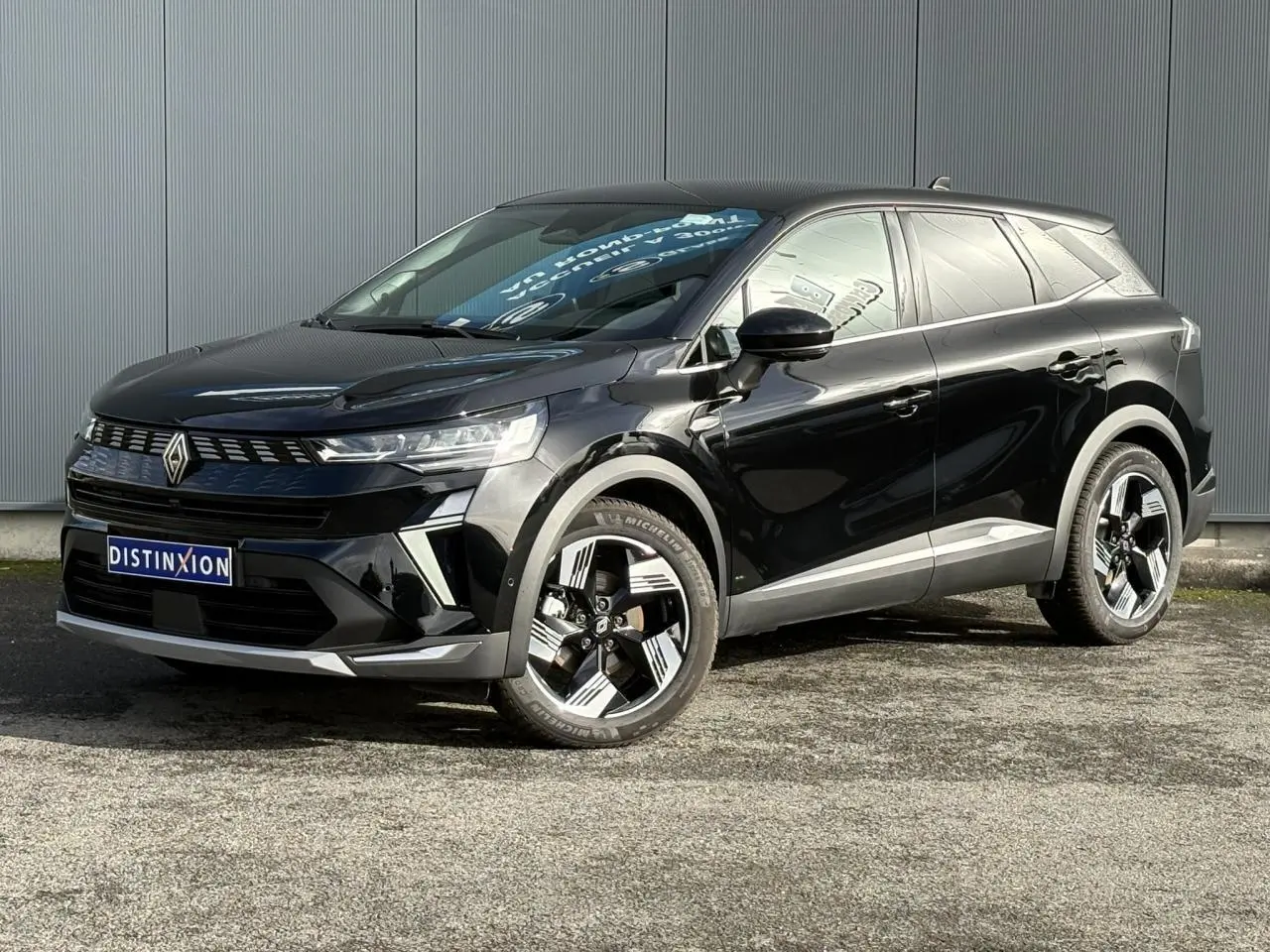 Renault Symbioz E-Tech Full Hybrid 2025 noir étoilé en 3/4 avant droit avec jantes 18 pouces et hayon mains libres.