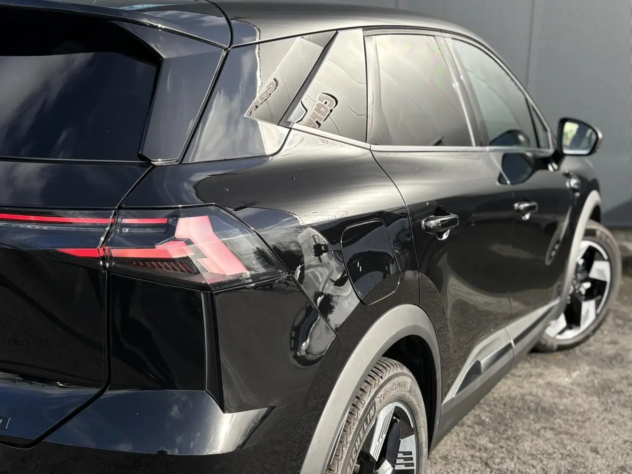 Vue 3/4 arrière droite du Renault SYMBIOZ noir étoilé, mettant en valeur les feux LED et les jantes 18 pouces Gravity.