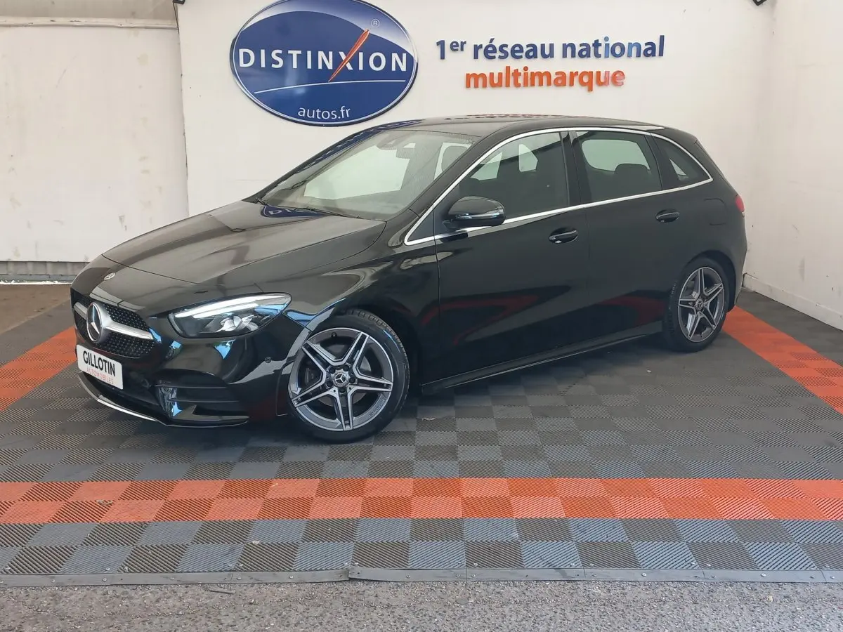 Vue 3/4 avant droite d'une Mercedes Classe A Berline A 200 AMG Line noire, avec jantes alliage et phares LED.