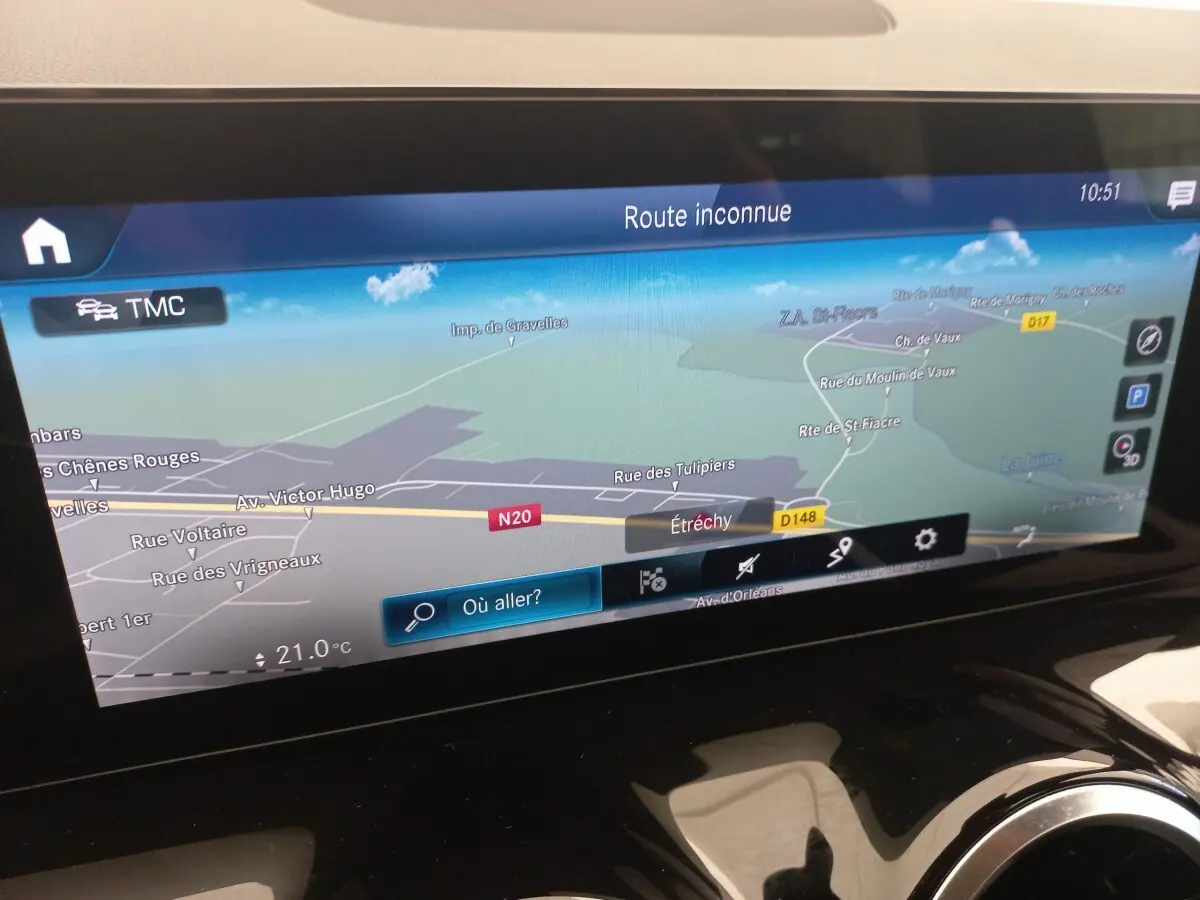 Écran tactile de navigation couleur dans Mercedes Classe A 200 AMG Line, affichant carte et itinéraire.