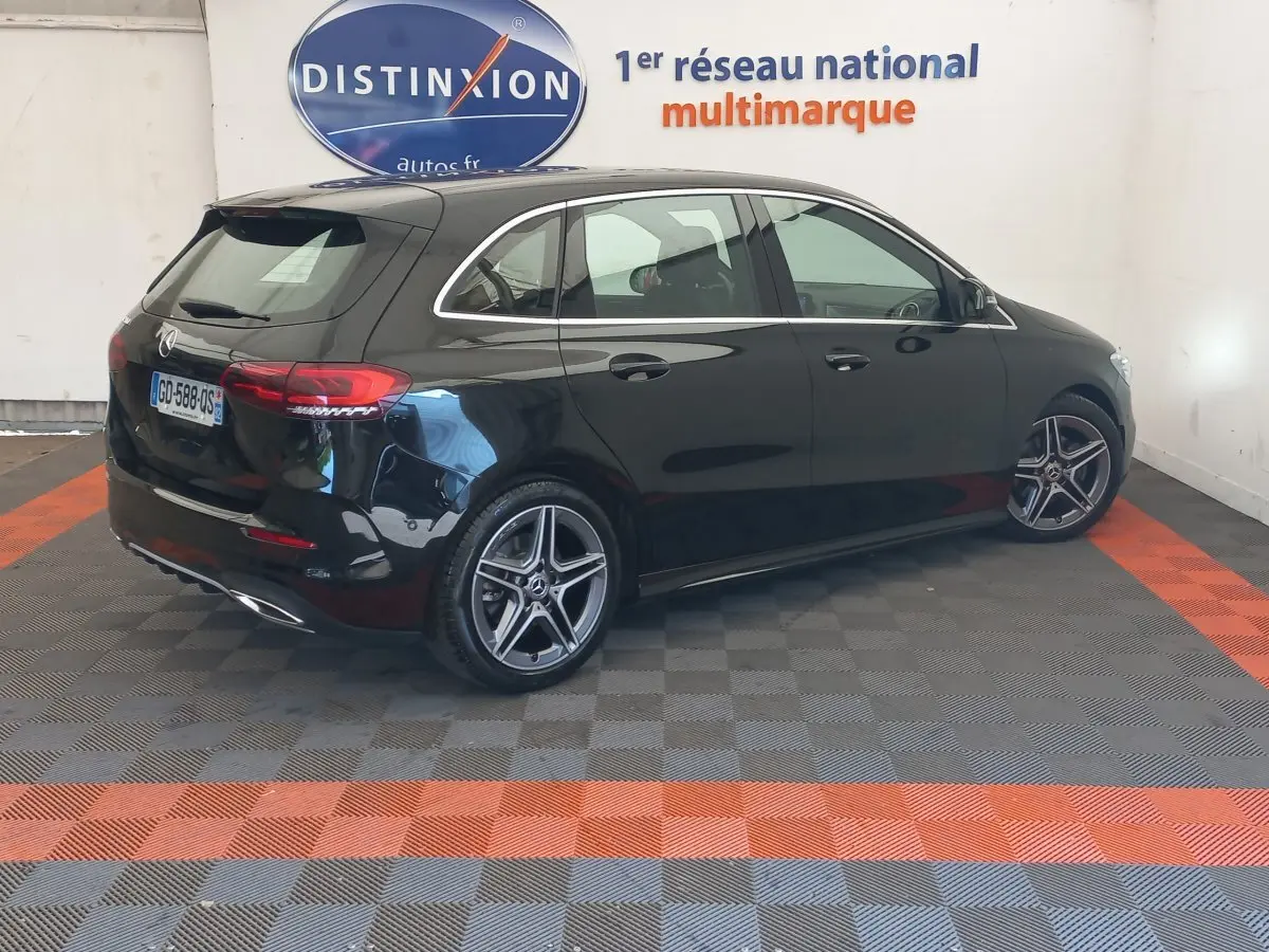 Mercedes Classe A Berline noire vue 3/4 arrière droit, jantes AMG et feux arrière LED visibles.