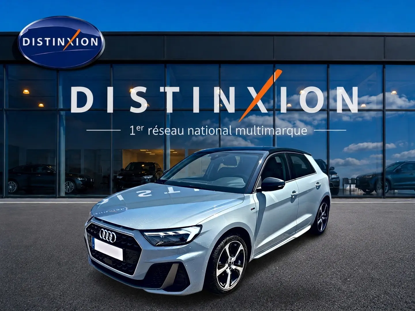 Audi A1 Sportback gris arrow vue 3/4 avant droit, avec jantes alliage et toit noir devant showroom Distinxion.