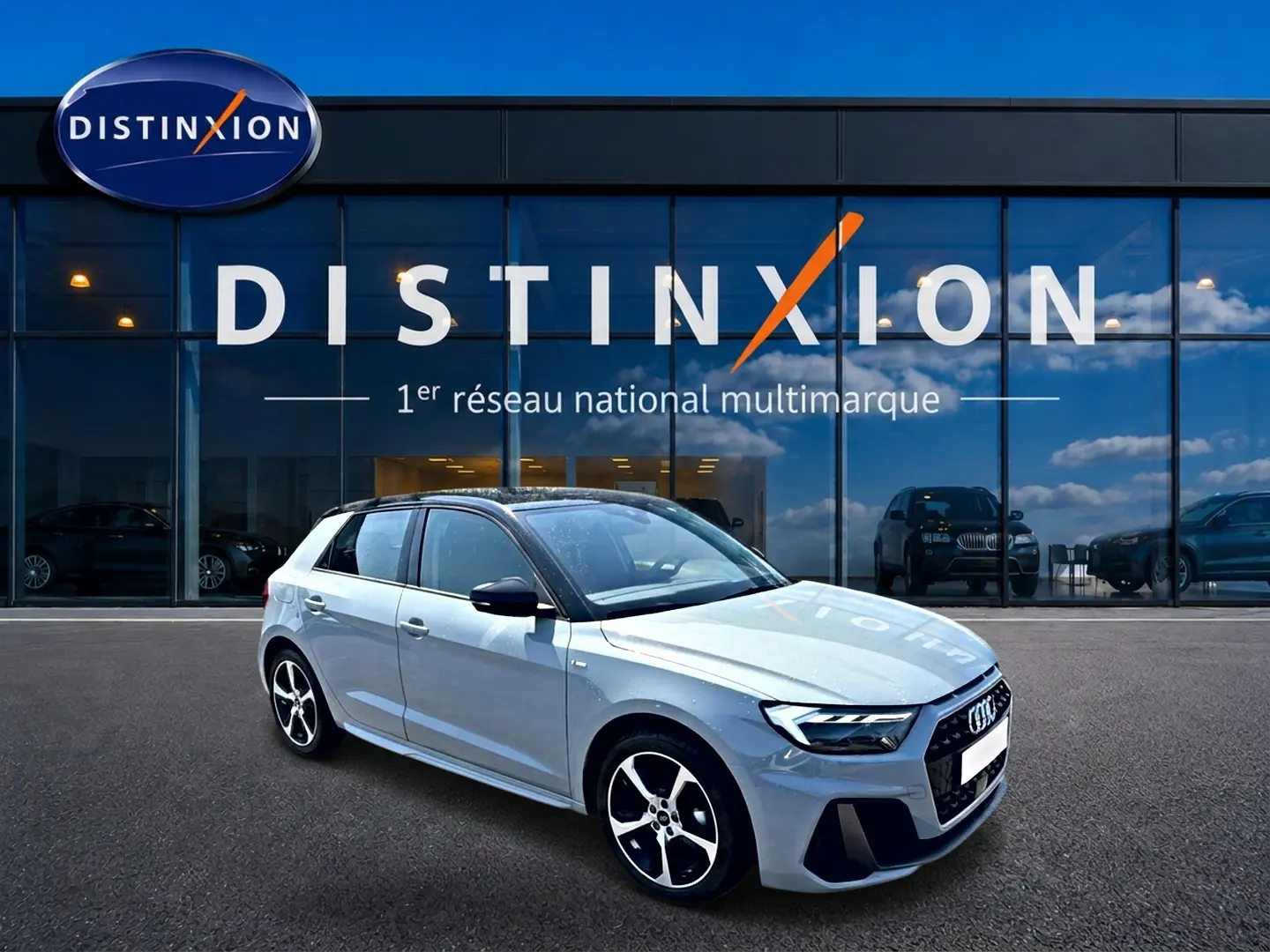 Audi A1 Sportback gris arrow vue 3/4 avant droit avec toit noir et jantes alu distinctives devant showroom Distinxion.