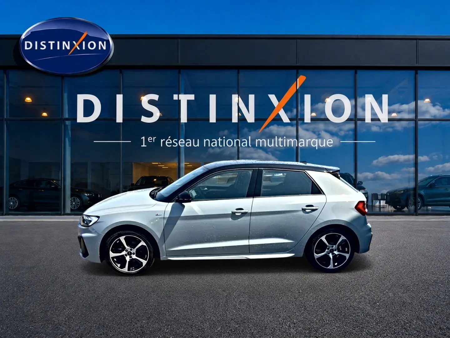 Audi A1 Sportback gris arrow vue de profil côté gauche avec jantes alu et toit noir devant vitrine Distinxion.