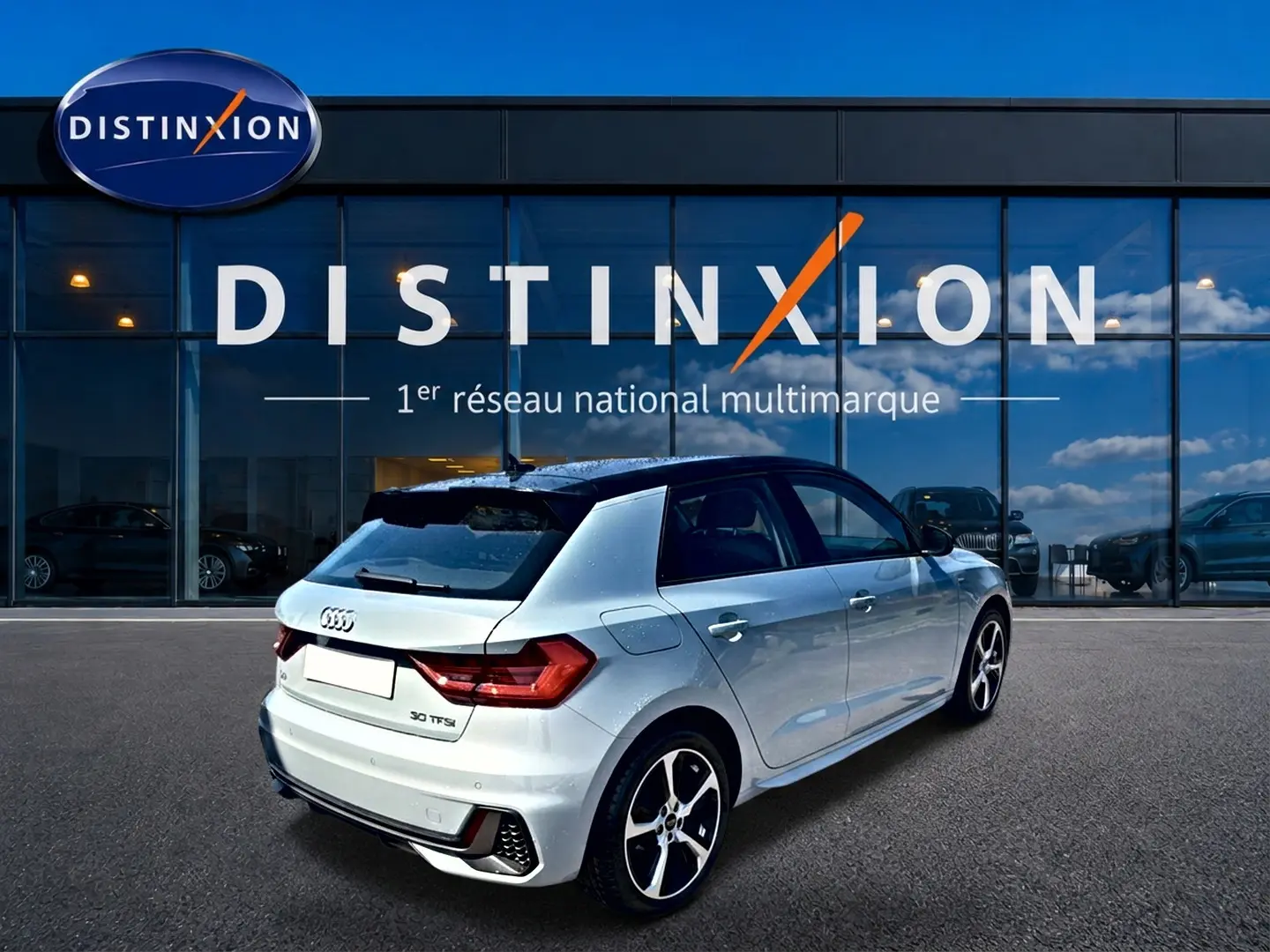 Audi A1 Sportback 30 TFSI gris arrow vue 3/4 arrière droit avec toit noir et jantes alu cinq branches.