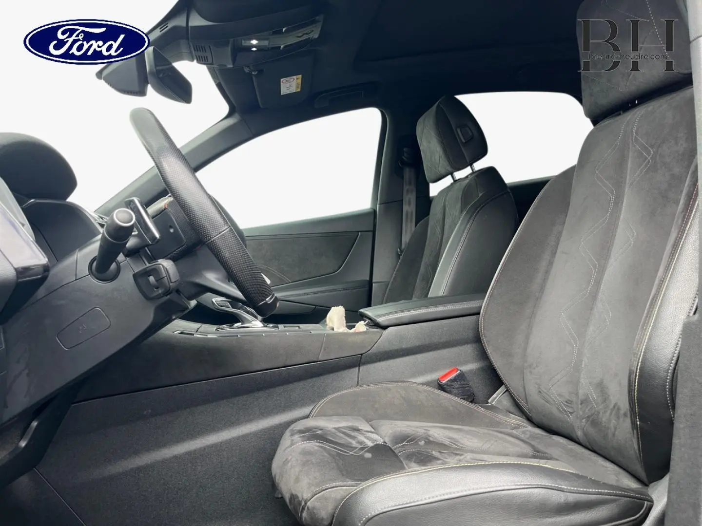 Vue intérieure côté conducteur du DS7 Crossback 2019, sièges en cuir et alcantara gris foncé avec console centrale.
