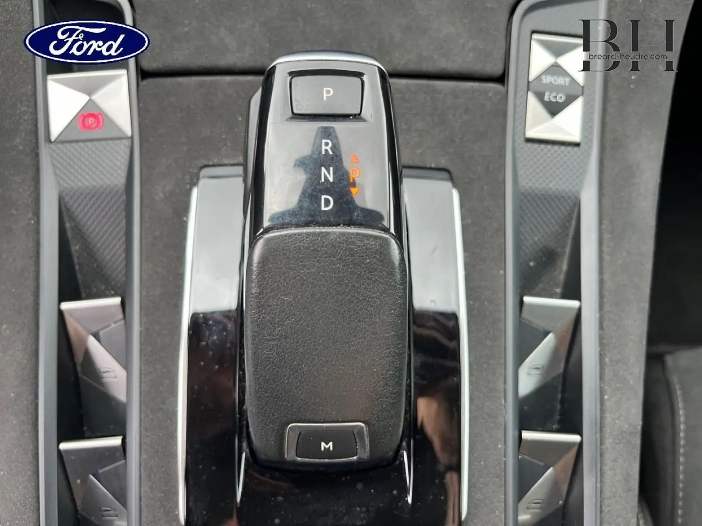 Le levier de vitesses automatique noir et chrome vu de dessus dans l'habitacle d'un DS7 Crossback.