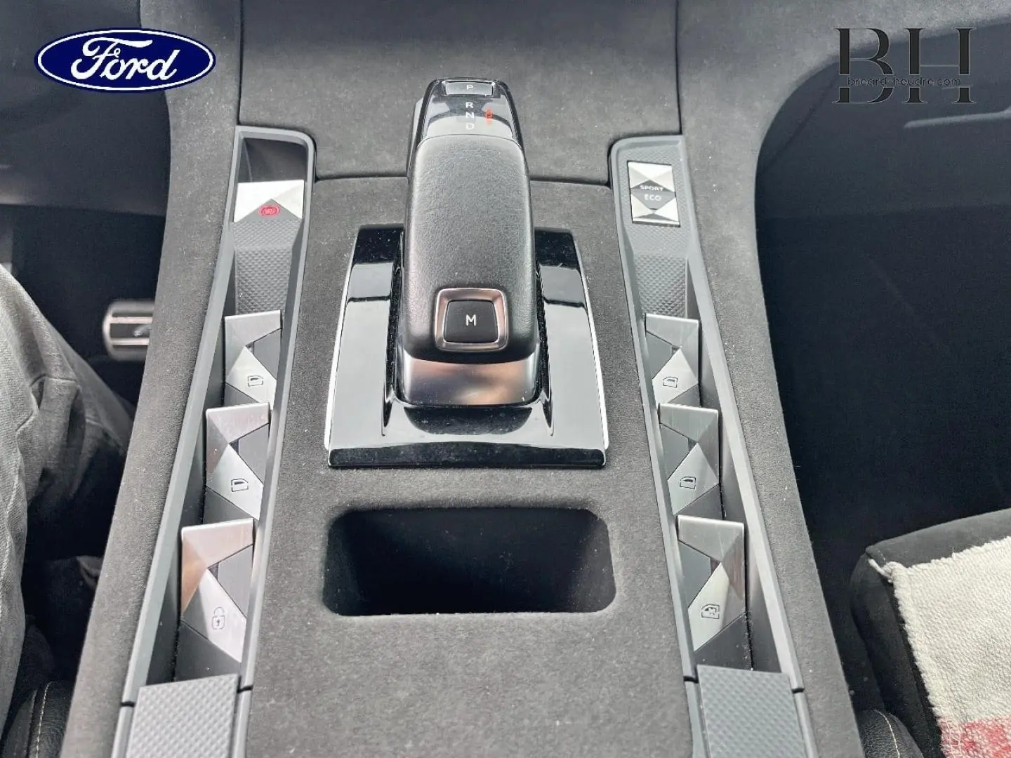 Console centrale vue de dessus avec levier de vitesses et boutons de commande dans un DS7 Crossback rouge Absolu.