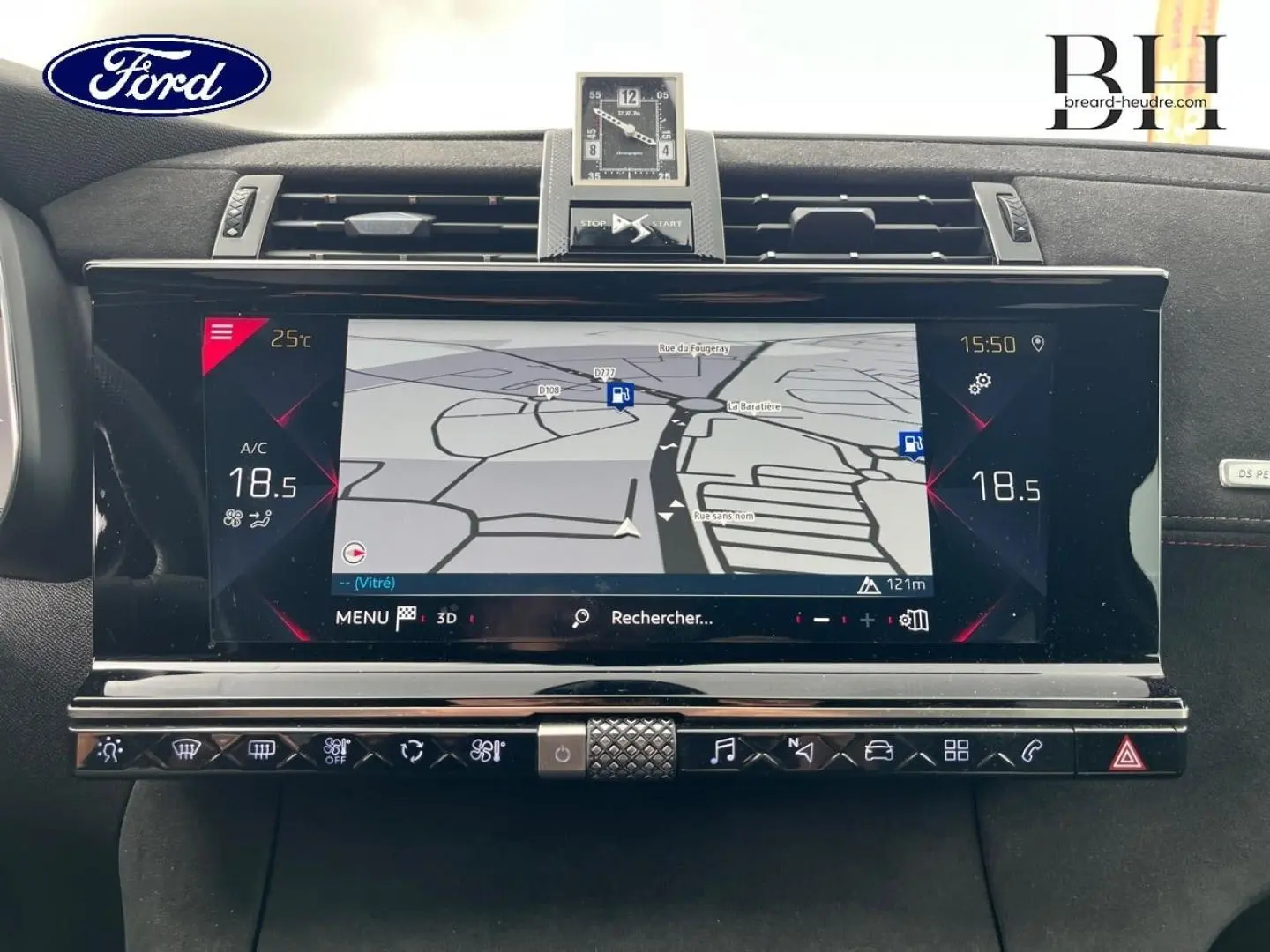 Tableau de bord du DS7 Crossback rouge, vue frontale centrée sur l'écran tactile de navigation et horloge DS.