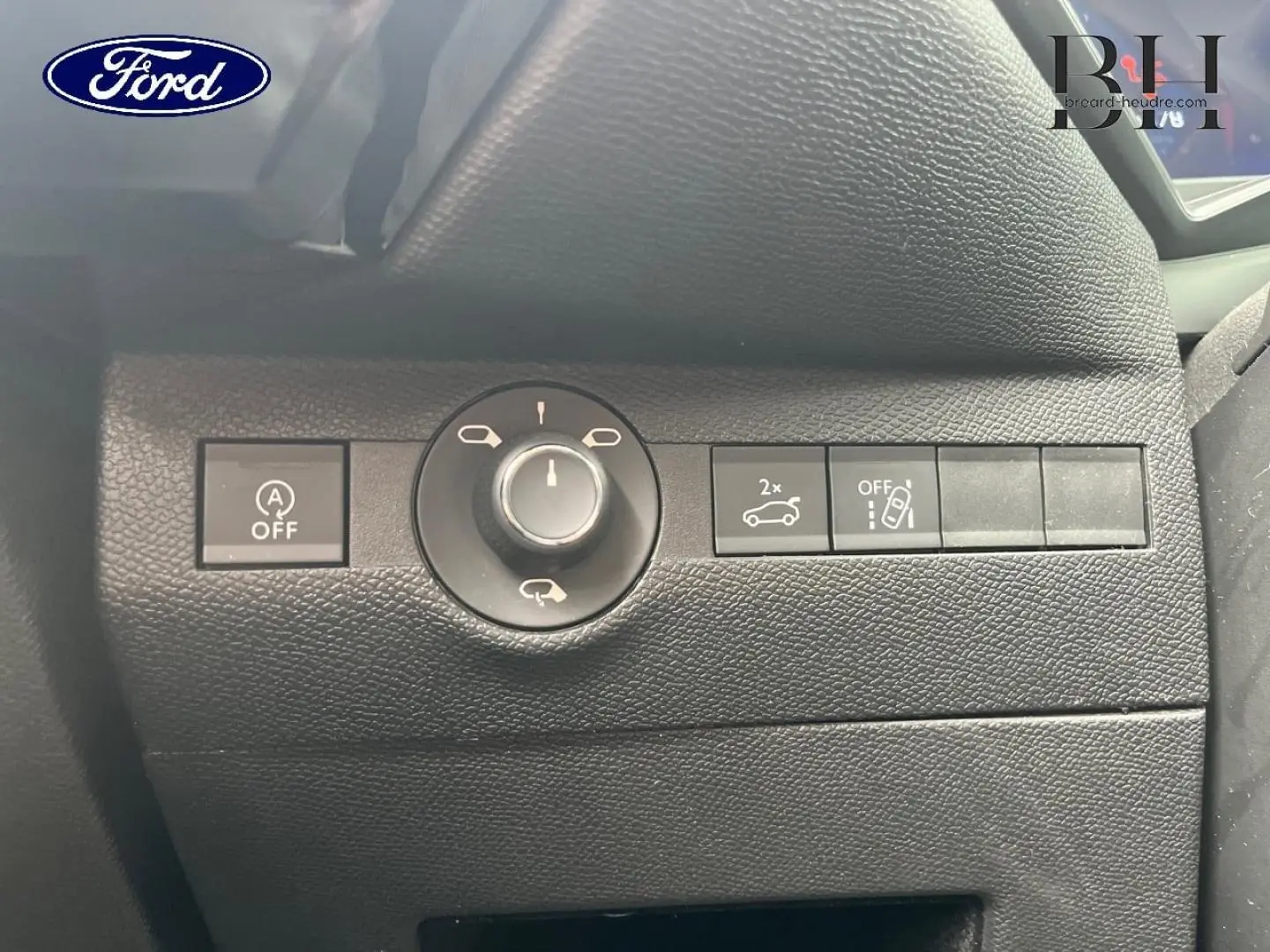 Boutons de commande sur tableau de bord noir d'un DS7 Crossback rouge, vue rapprochée côté gauche conducteur.