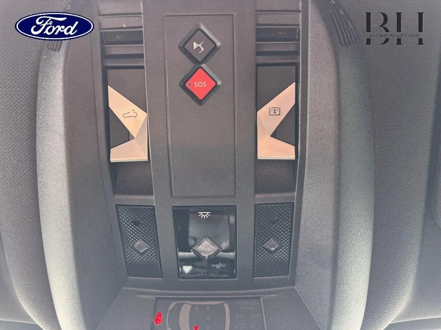 Panneau de commandes intérieur avec boutons SOS et éclairage, sans lien visible avec un DS7 Crossback rouge.