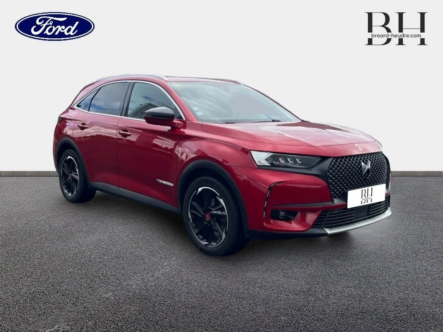 DS7 Crossback rouge Absolu en 3/4 avant droit, soulignant sa calandre noire et ses jantes noires distinctives.