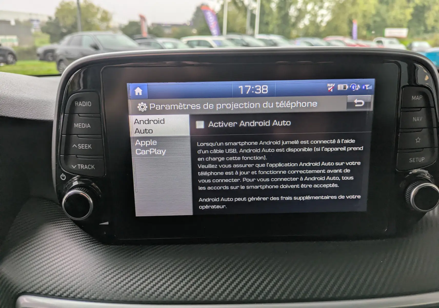 Écran tactile central du Hyundai Tucson 2020 affichant les paramètres de projection smartphone, avec commandes autour.