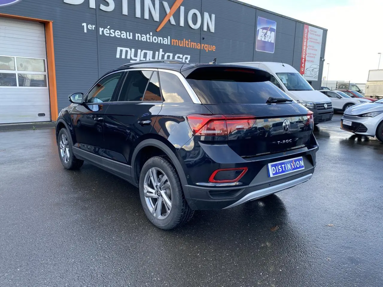 Volkswagen T-Roc noir nacré vu de trois quarts arrière droit, avec vitres surteintées et jantes alliage.