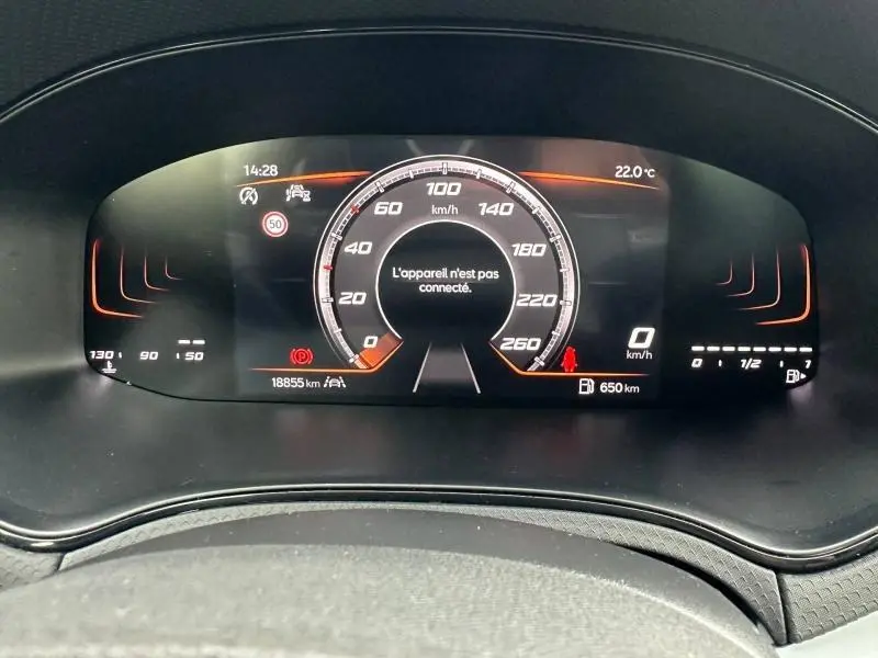 Tableau de bord numérique du SEAT Arona 2025 affichant la vitesse, la température et l'autonomie, vue de face.