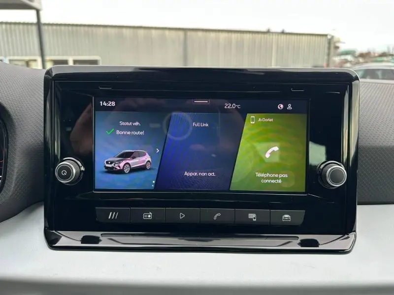 Écran tactile central de la SEAT Arona 2025 affichant l'interface multimédia avec une image du véhicule gris métal et toit blanc.
