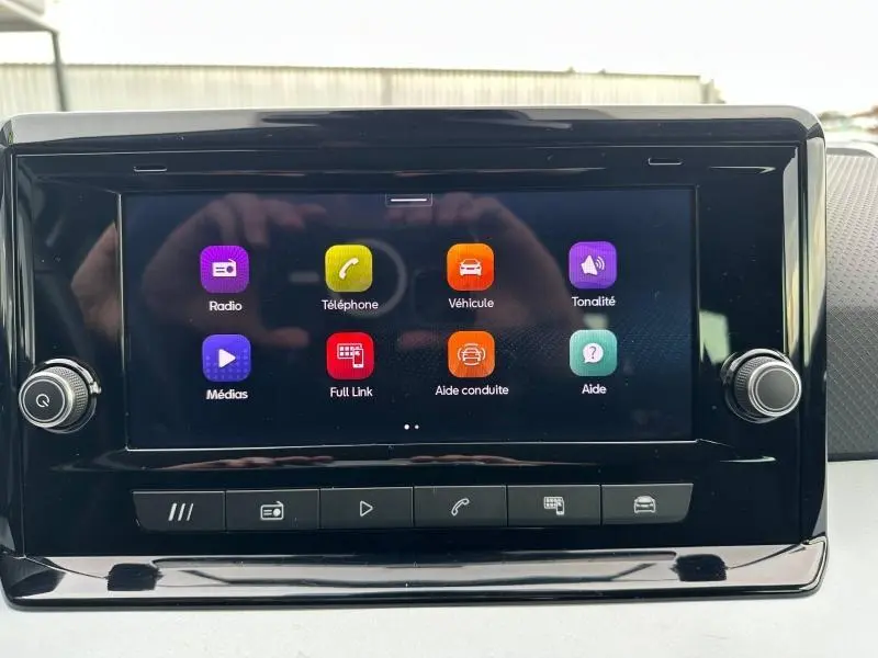 Écran tactile central du SEAT Arona 2025 affichant les icônes des fonctions radio, téléphone, véhicule et aide à la conduite.