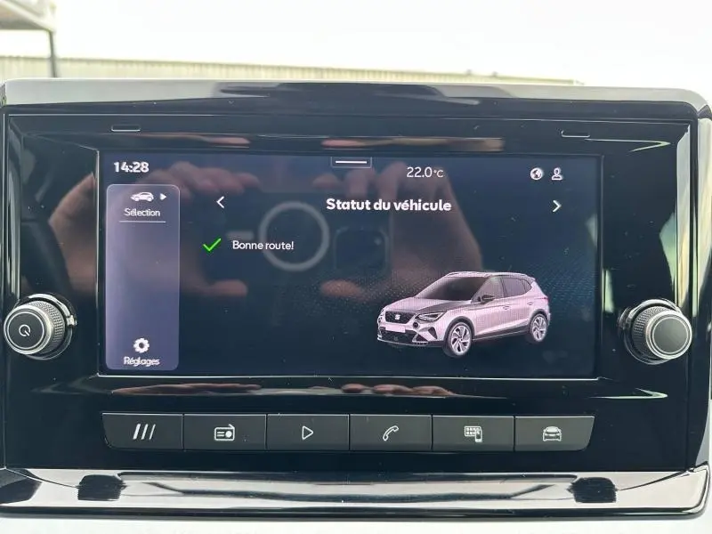 Écran central affichant le statut du véhicule SEAT Arona gris magnétique métal avec toit blanc, vue latérale droite stylisée.