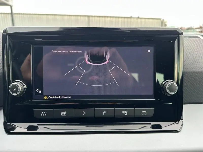 Écran tactile du système d'aide au stationnement de la SEAT Arona 2025, affichant les alertes de distance.