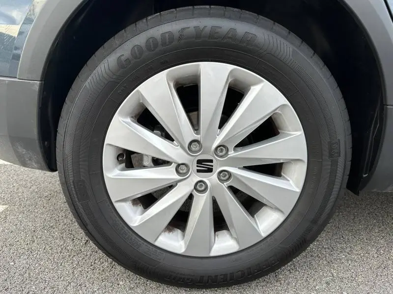 Gros plan sur la roue avant gauche d’un SEAT Arona 2025 gris Magnétique Métal avec jante alliage et pneu Goodyear.