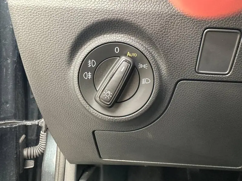 Gros plan sur le bouton de commande des phares dans l’habitacle du SEAT Arona 2025, finition Style Special Edicion.