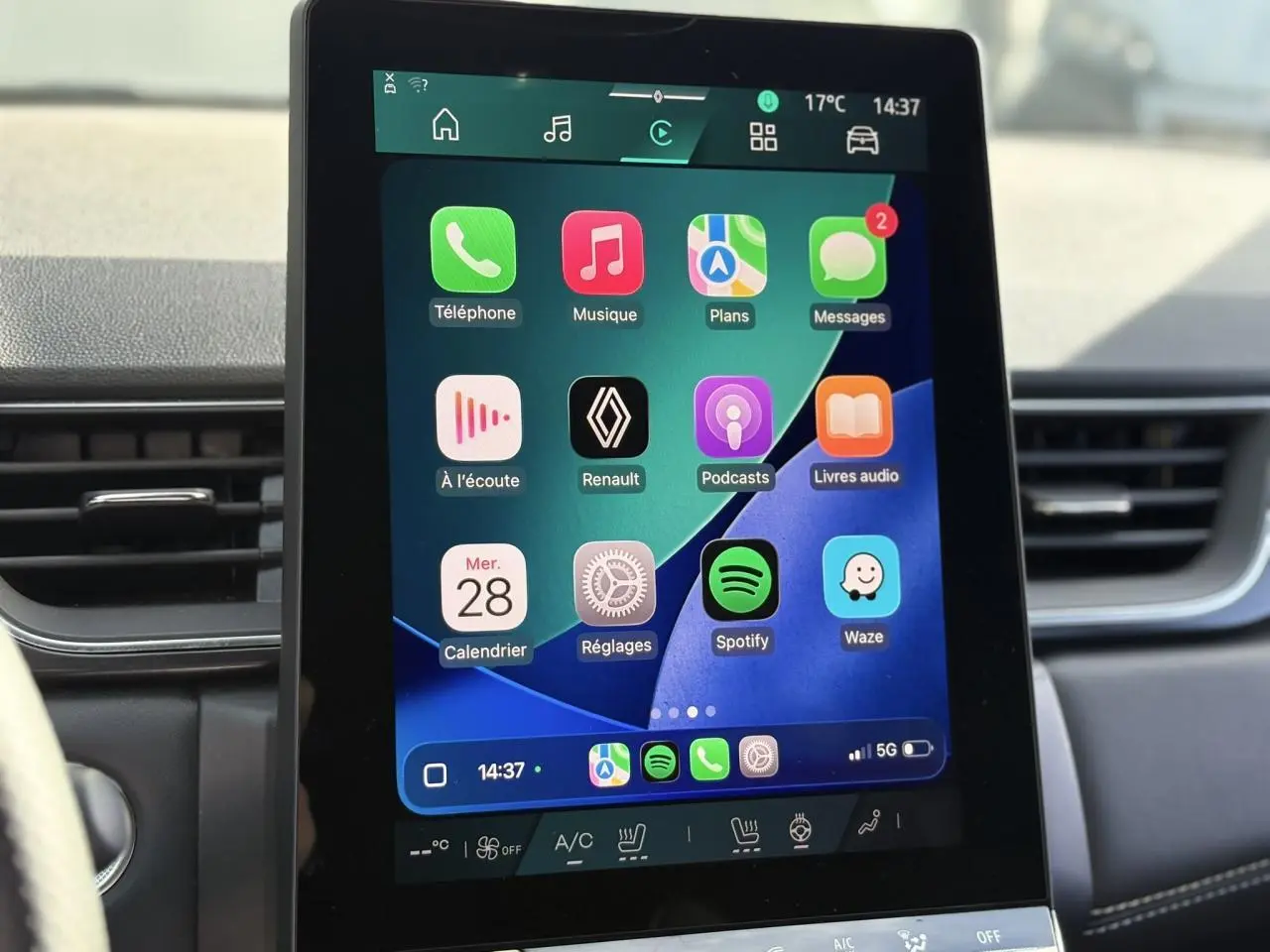 Écran tactile central du tableau de bord du Renault Symbioz 2025 avec interface Apple CarPlay affichée.