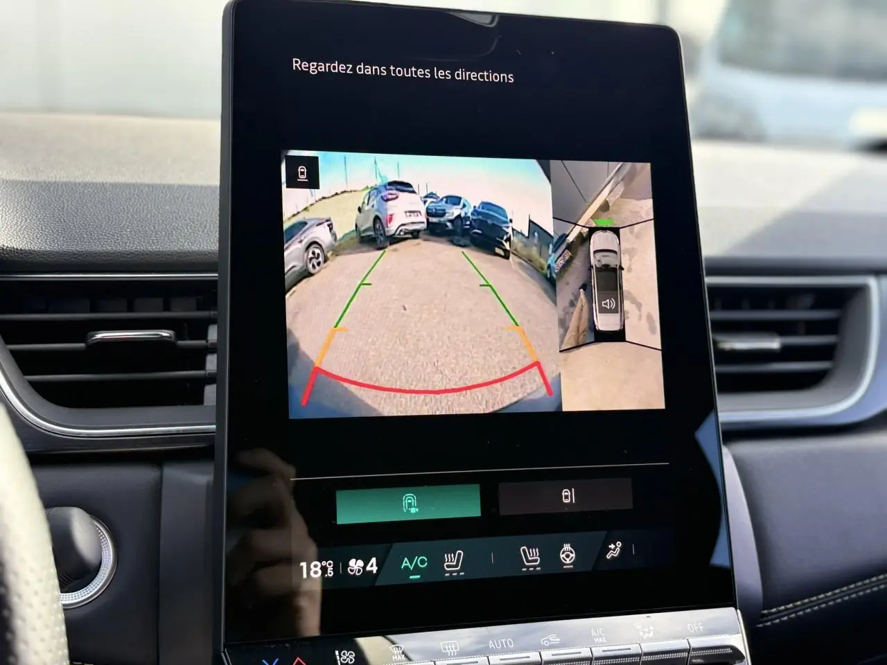 Écran tactile intérieur de la Renault Symbioz gris Cassiopée montrant la caméra 360° en mode stationnement.