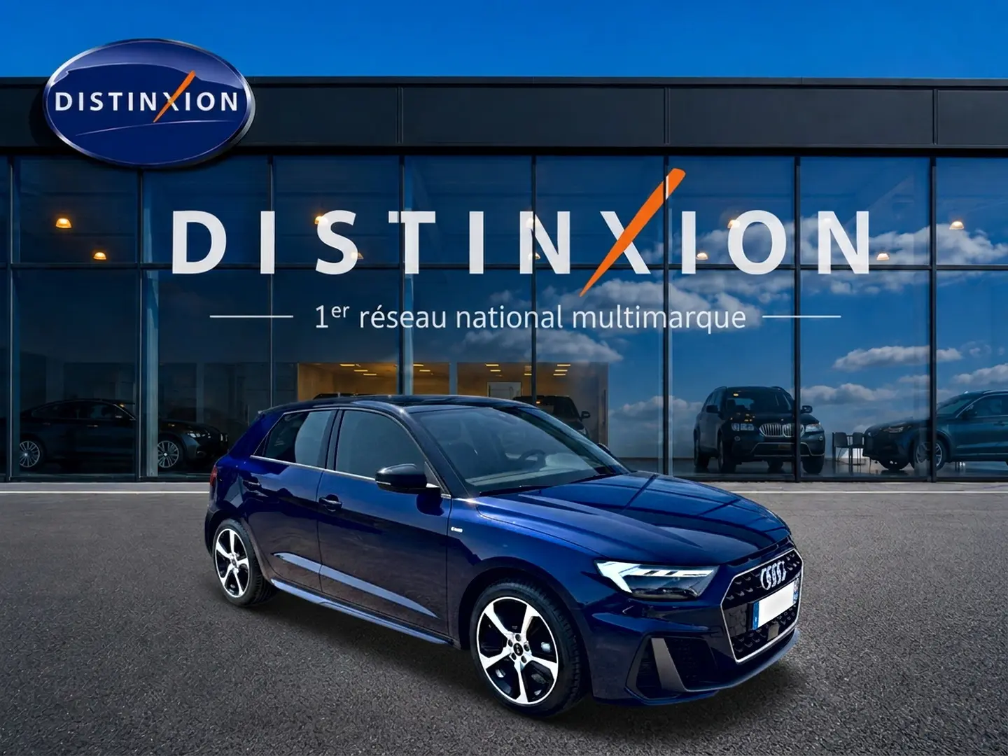 Audi A1 Sportback bleu foncé vue 3/4 avant droit avec jantes alu et toit noir devant showroom Distinxion.