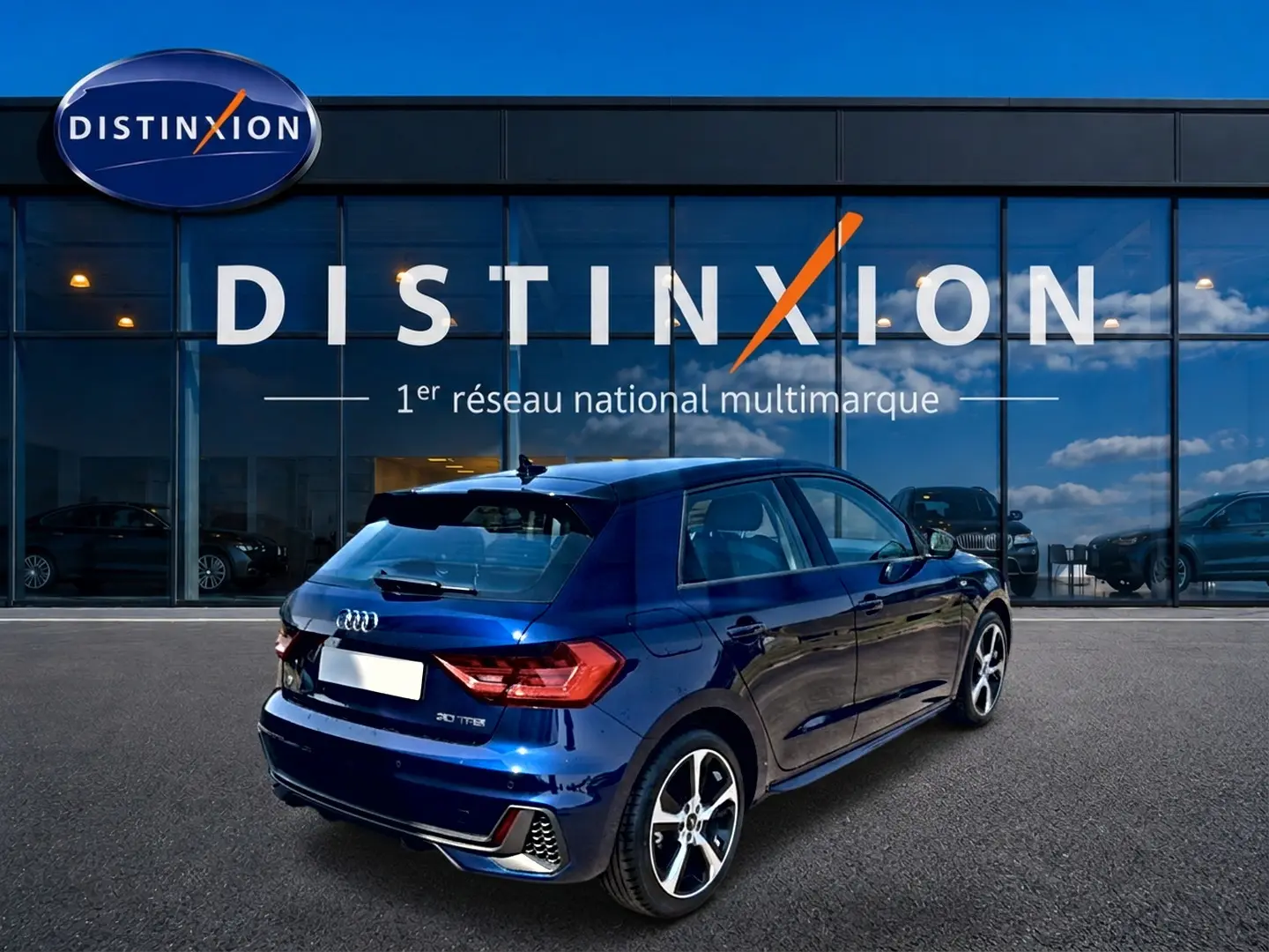 Audi A1 Sportback 30 TFSI bleu foncé vue 3/4 arrière droit, avec jantes alliage et becquet arrière sportif.