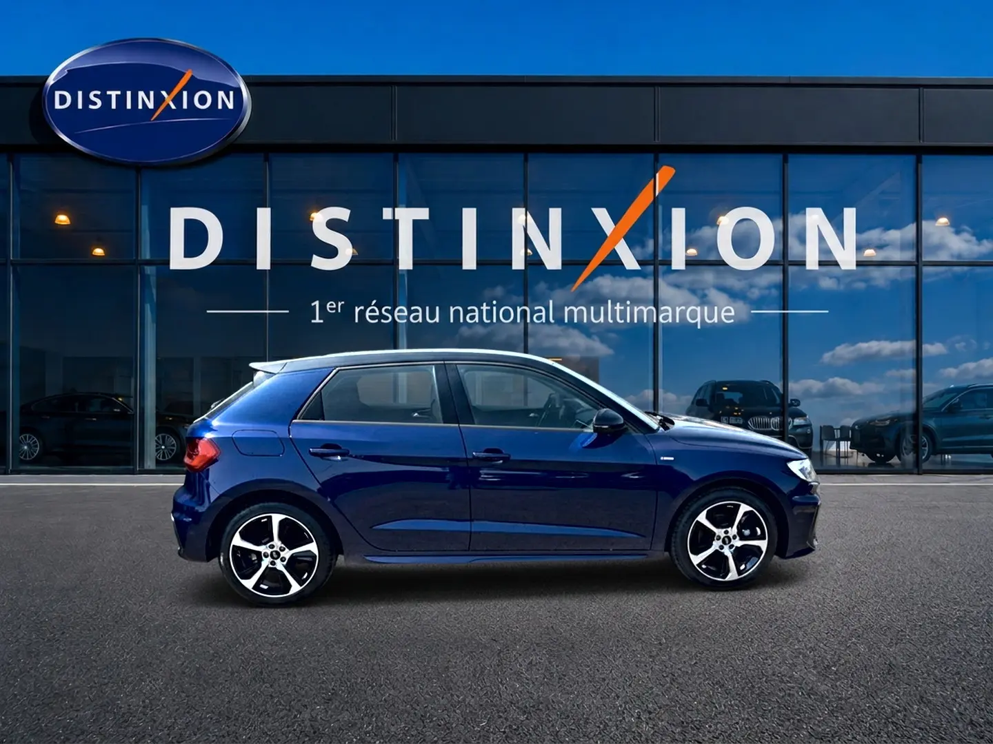 Audi A1 Sportback 30 TFSI 2026 bleu foncé vue de profil côté gauche avec jantes alliage et toit noir.