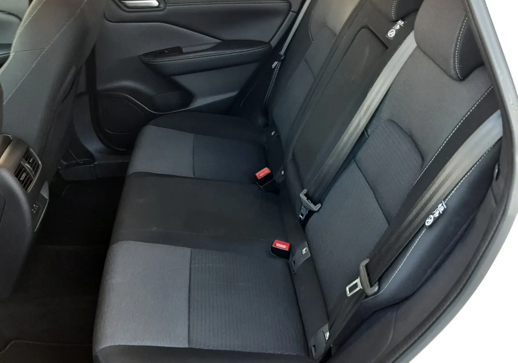 Vue intérieure côté droit des sièges arrière noirs en tissu du Nissan Qashqai blanc lunaire 2022.