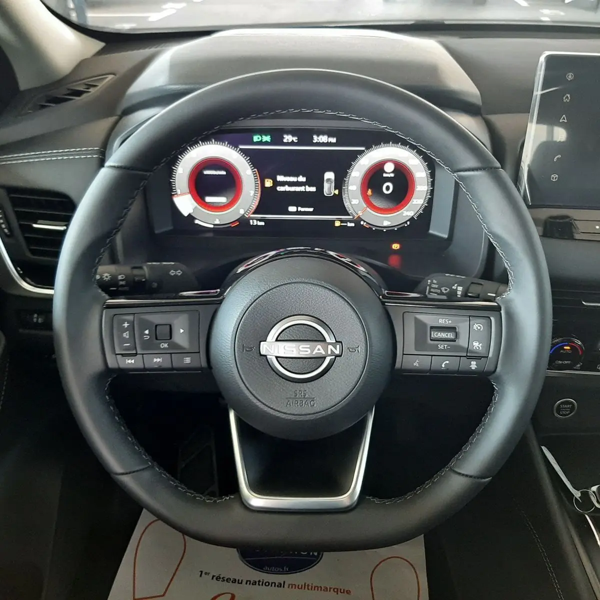 Vue rapprochée du volant noir du Nissan Qashqai 2022 avec tableau de bord numérique et commandes intégrées.