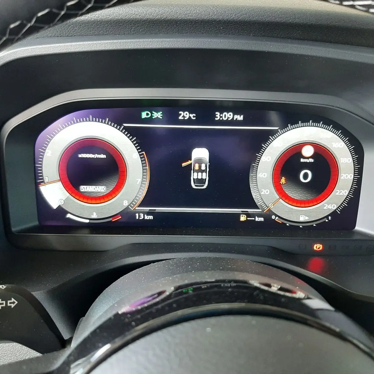 Tableau de bord numérique du Nissan Qashqai blanc lunaire 2022, affichant vitesse, régime et état des portes ouvertes.