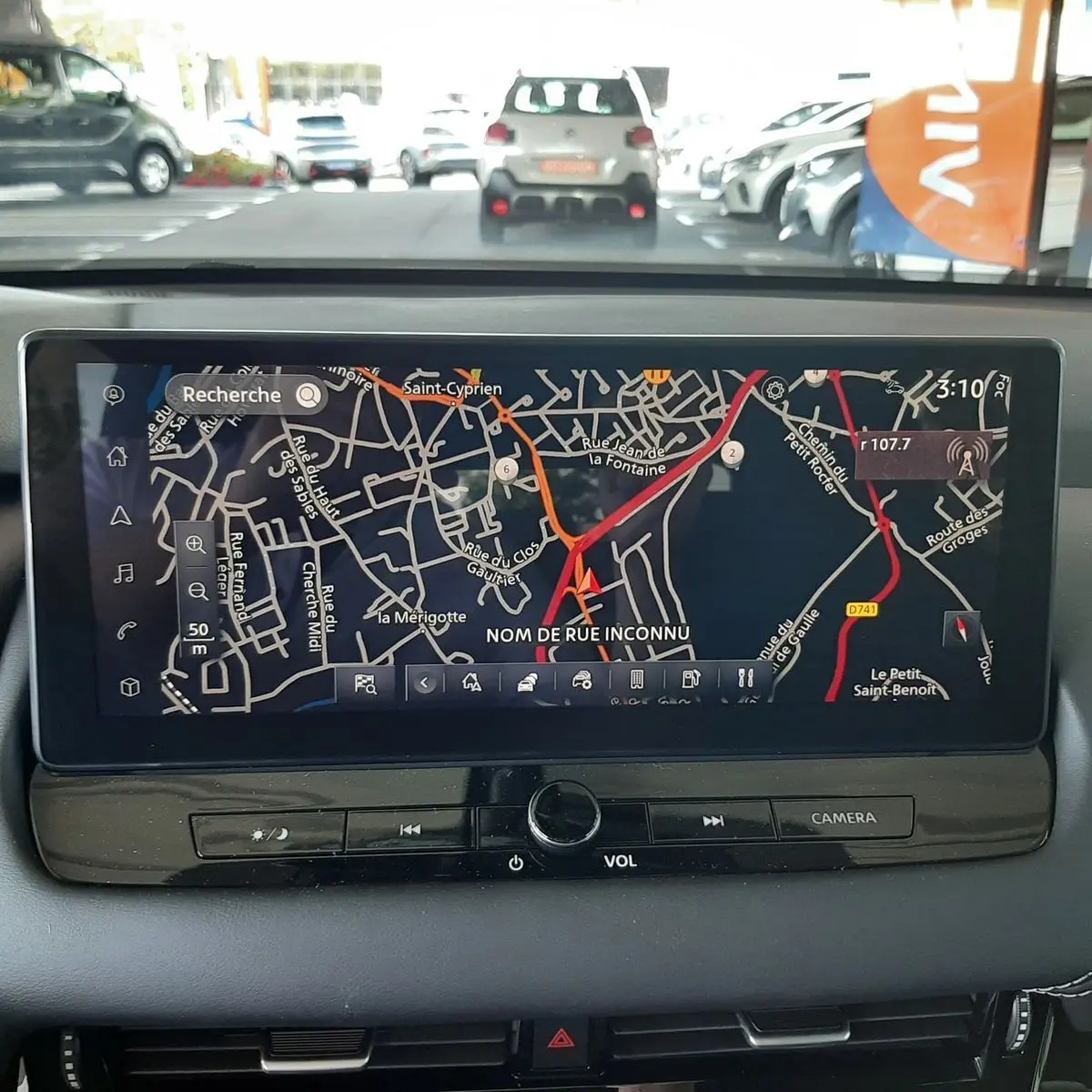 Vue intérieure du tableau de bord du Nissan Qashqai blanc lunaire 2022, écran tactile affichant la navigation GPS.