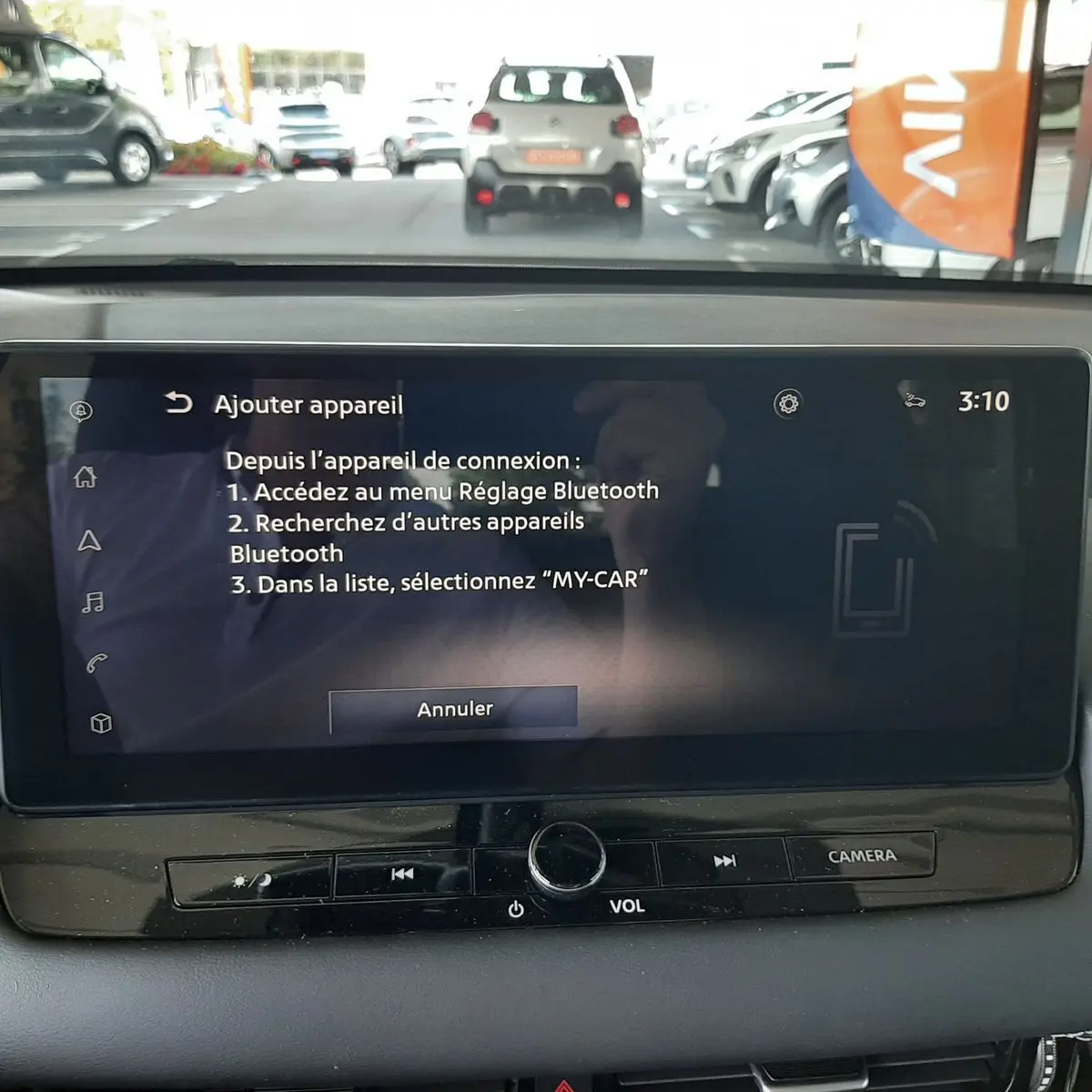 Écran tactile central du Nissan Qashqai blanc lunaire 2022 montrant le menu de connexion Bluetooth.