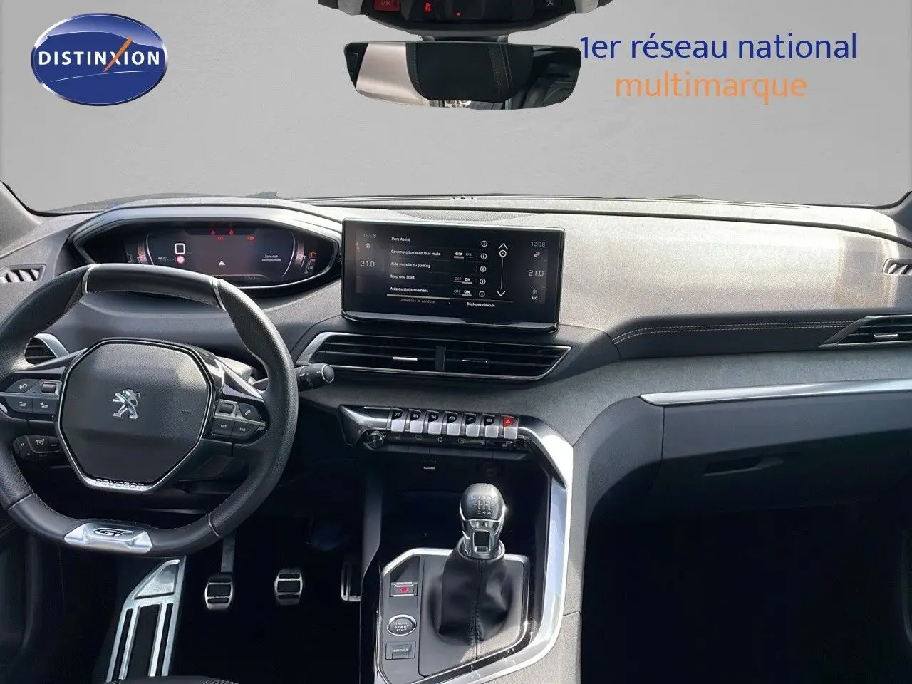 Vue intérieure du tableau de bord du Peugeot 3008 gris platinium, avec volant compact et écran tactile central.