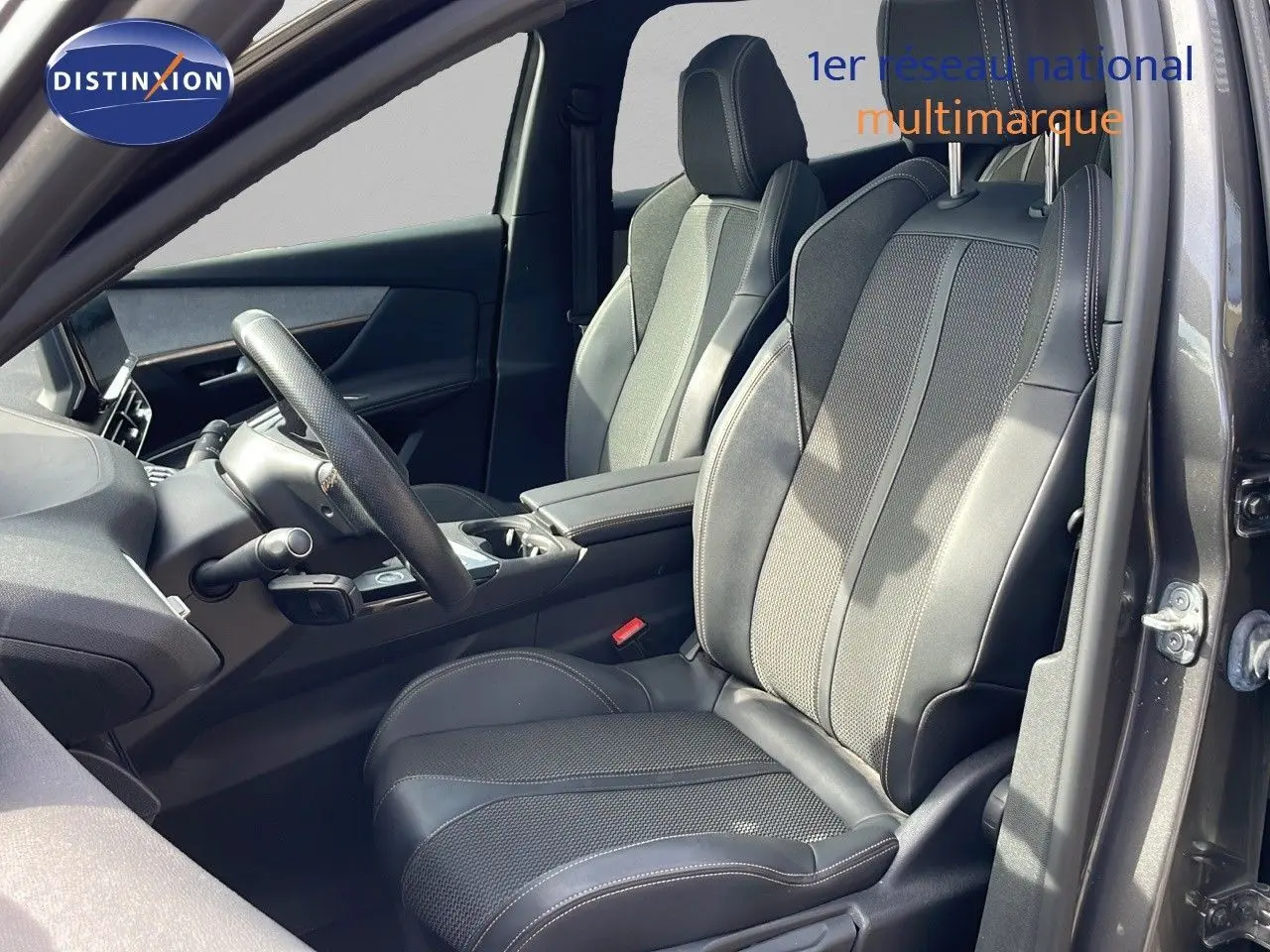 Vue intérieure côté conducteur du Peugeot 3008 gris platinium, sièges en cuir noir avec surpiqûres blanches.