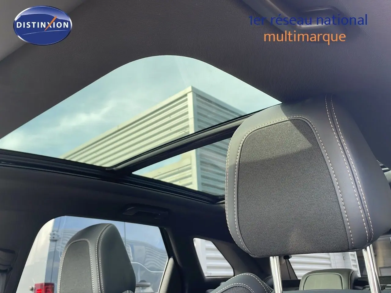 Toit panoramique ouvert montrant l'intérieur noir du Peugeot 3008 GT 2023 côté arrière droit.