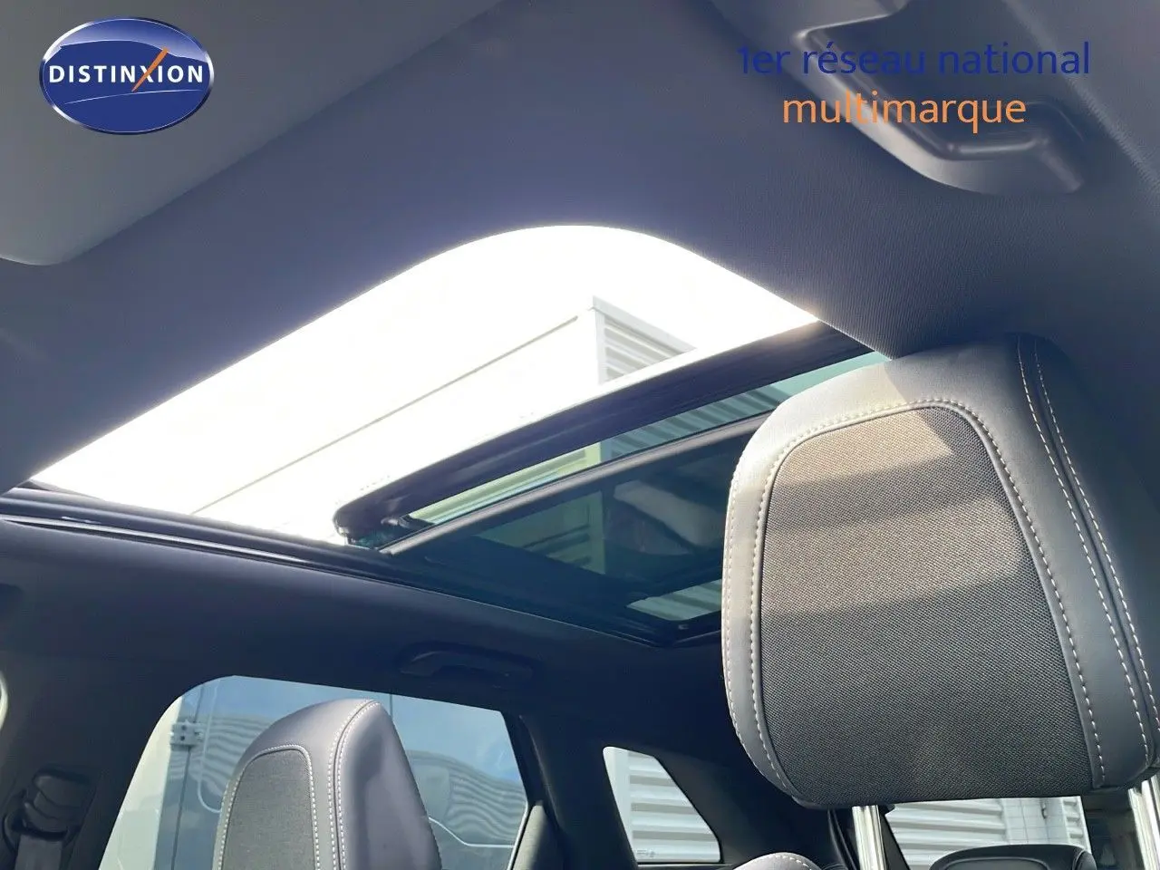 Toit panoramique ouvert vu de l'intérieur arrière droit d'un Peugeot 3008 gris platinium metal 2023.