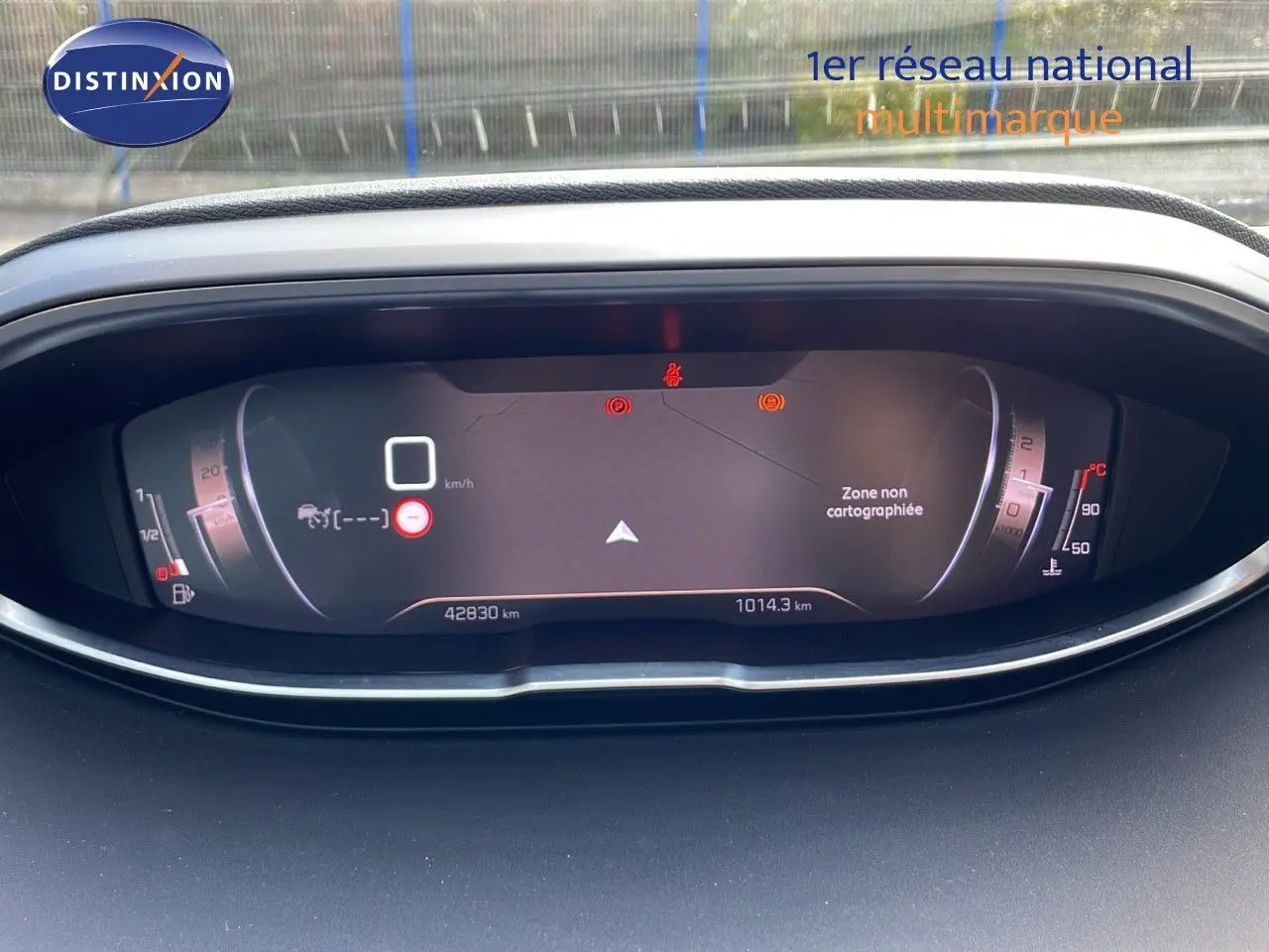 Tableau de bord numérique du Peugeot 3008 gris platinium, affichant 42 830 km et une carte non cartographiée.