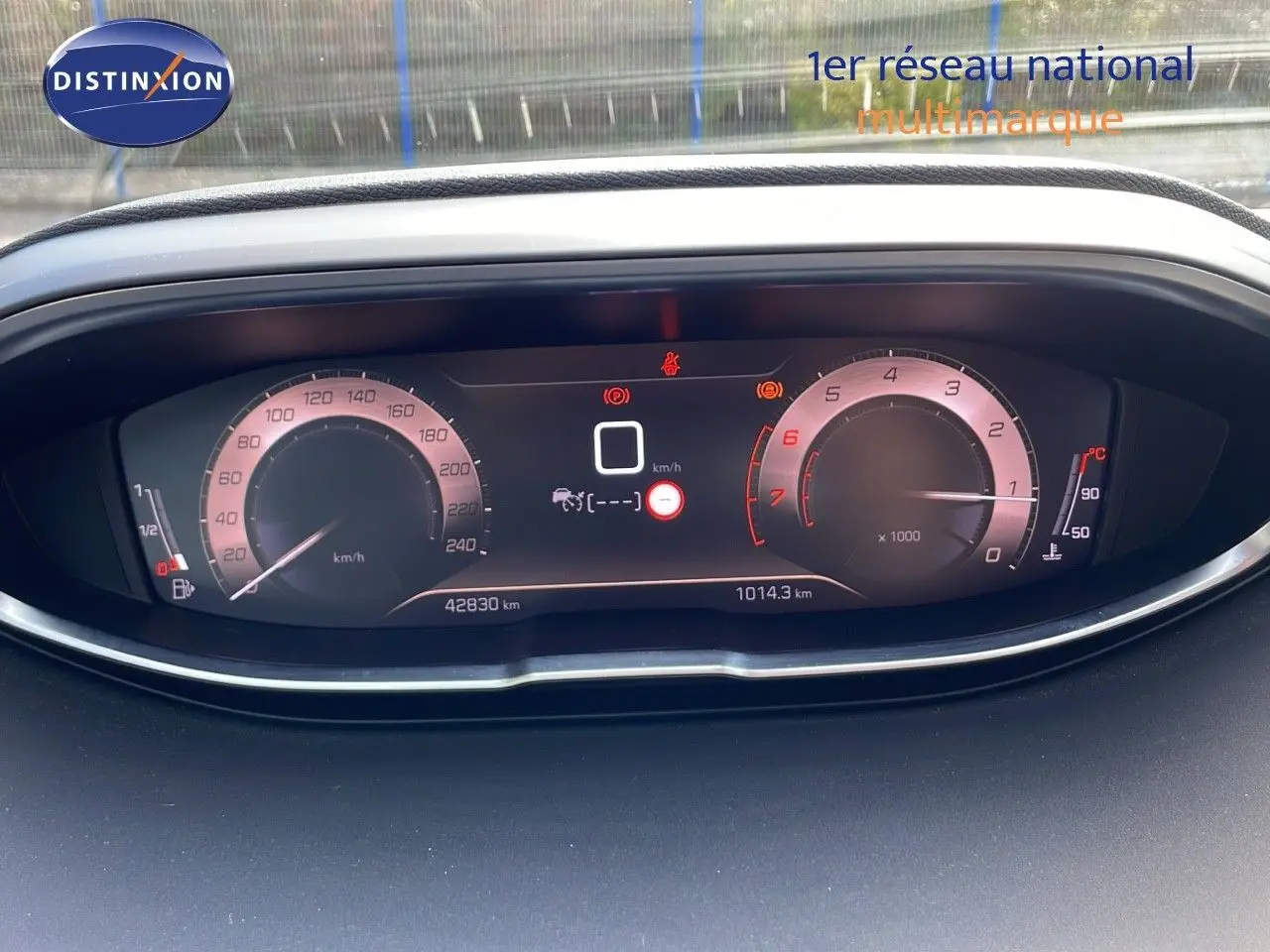 Tableau de bord numérique du Peugeot 3008 gris platinium, affichant vitesse, compte-tours et jauge carburant.