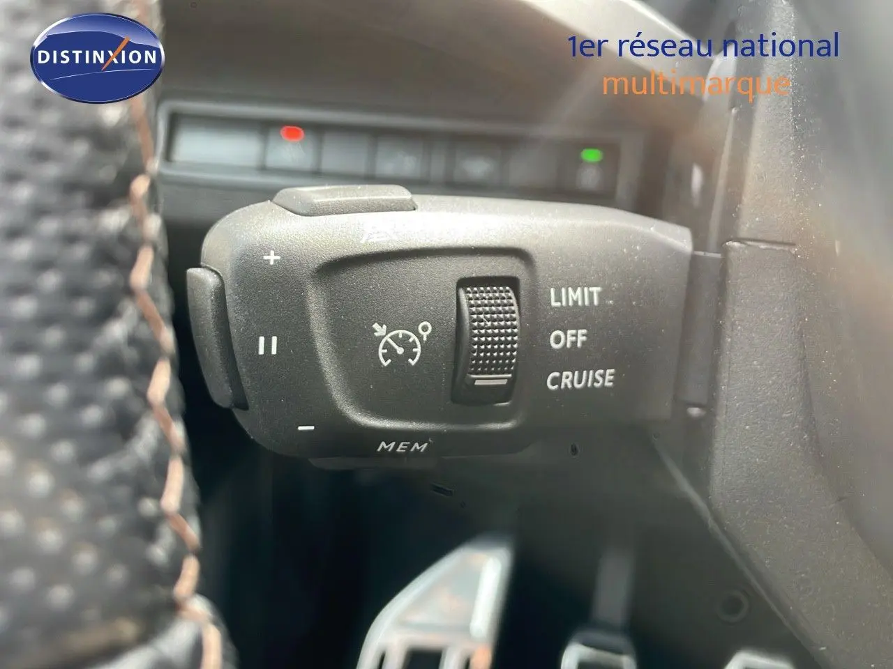 Gros plan sur la commande de régulateur de vitesse du Peugeot 3008 gris platinium, intérieur côté volant.