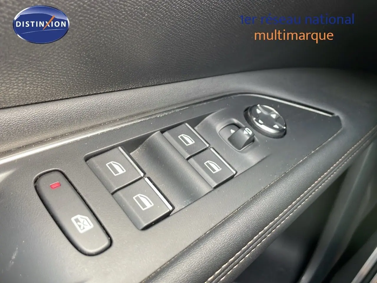 Panneau de commandes des vitres électriques côté conducteur en cuir noir avec surpiqûres, intérieur Peugeot 3008 gris platinium.