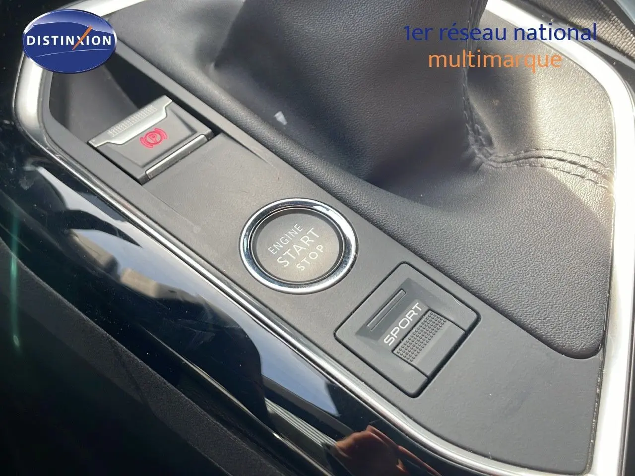 Gros plan sur la console centrale du Peugeot 3008 gris platinium, avec bouton start/stop et mode sport visible.