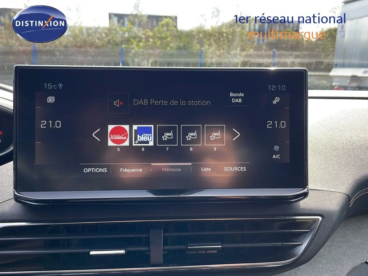 Écran tactile central du tableau de bord du Peugeot 3008 2023 affichant les options radio DAB et la climatisation à 21°C.