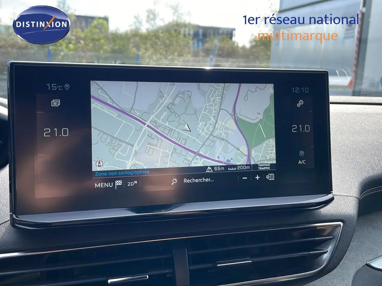 Écran tactile central affichant la navigation GPS dans l'habitacle du Peugeot 3008 gris platinium, ambiance moderne et épurée.
