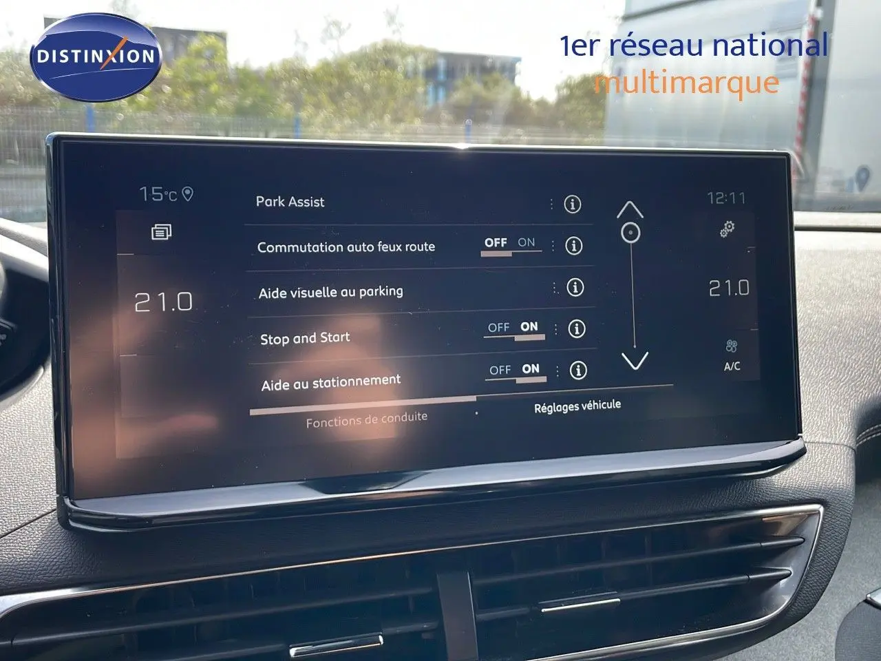 Écran tactile central du Peugeot 3008 gris platinium 2023 affichant les aides au stationnement et climatisation à 21°C.