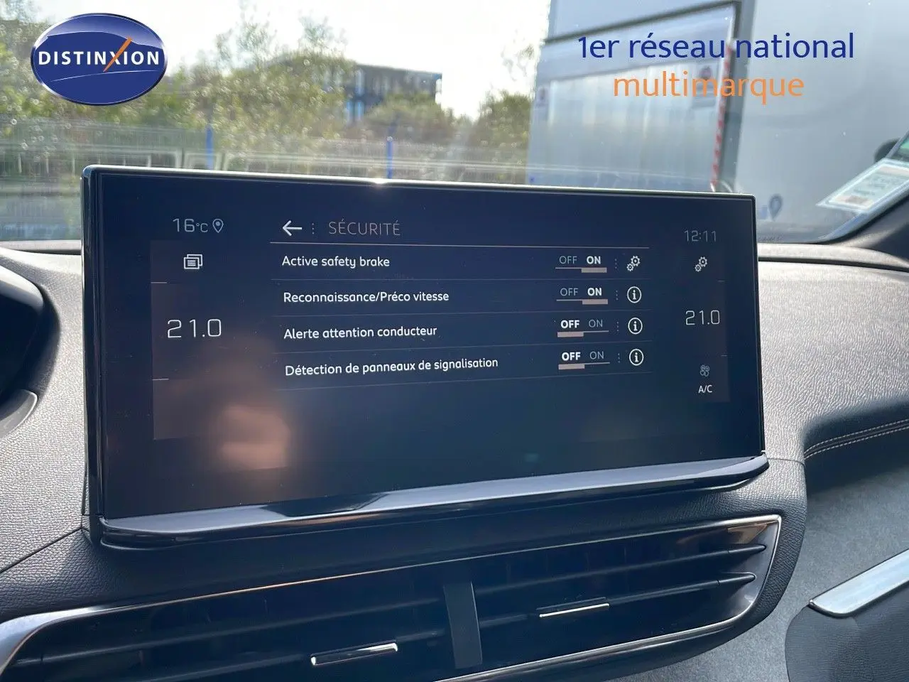 Écran tactile central du Peugeot 3008 2023 affichant les options de sécurité, dans un intérieur gris platinium.
