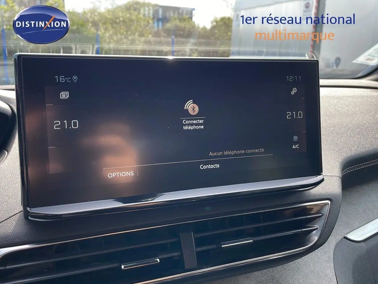 Écran tactile central du tableau de bord du Peugeot 3008 gris platinium, affichant la connexion Bluetooth et la climatisation à 21°C.