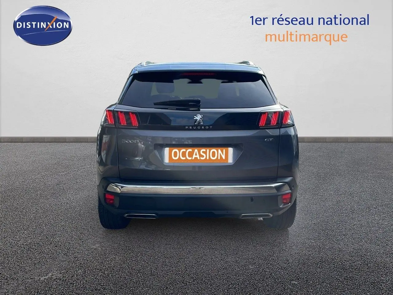 Vue arrière du Peugeot 3008 gris platinium métal avec feux LED caractéristiques et badge GT visible.